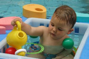 Un bimbo gioca in acqua