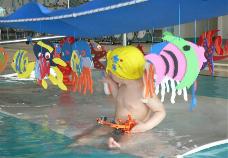 Un percorso di nuoto per bambini