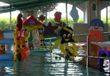 Un percorso di nuoto per bambini